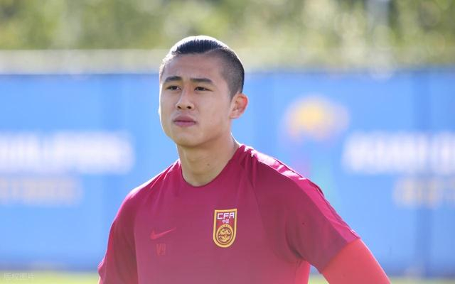 争议！张玉宁当选新国足第一队长，外界议论纷纷，资历效率不出众|中国男足|邵佳一|吴曦|郑智|蒿俊闵_新浪体育_新浪新闻